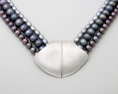 Grey pearl necklace with centre Shell clasp